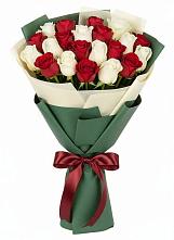 Букет Микс из красных и белых роз в Побединском