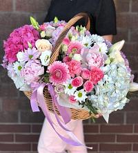 Цветочная композиция из Розы, Хризантемы, Пионы и Лизиантусы в корзине в Побединском