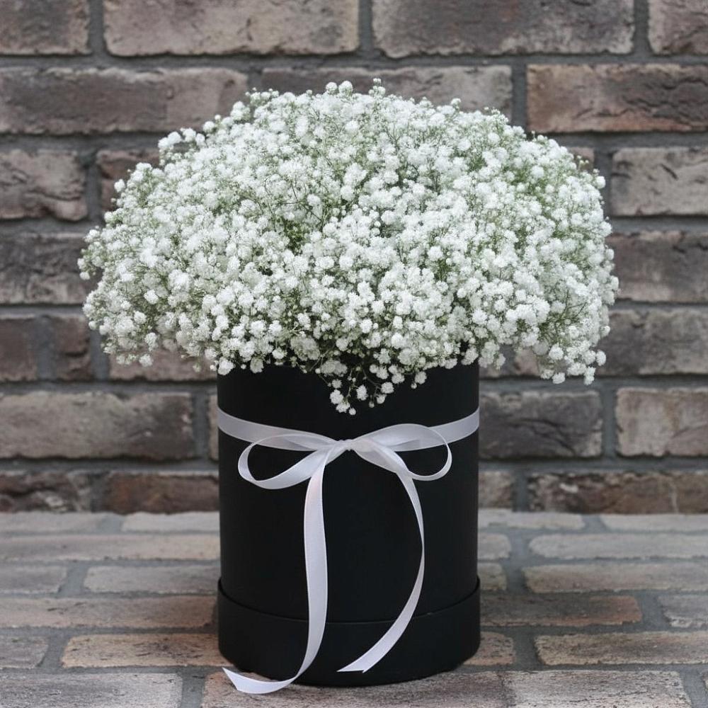 Цветочная композиция из Гипсофила в шляпной коробке в Побединском