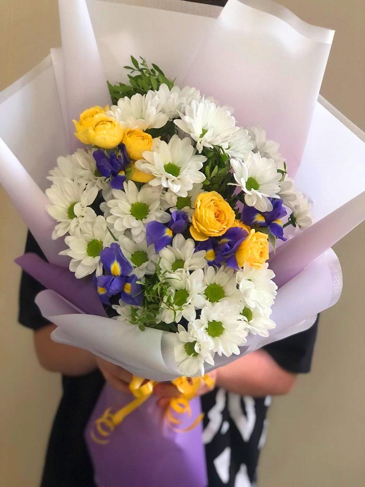 Букет цветов из: Ирисы, Хризантемы и Розы в Побединском