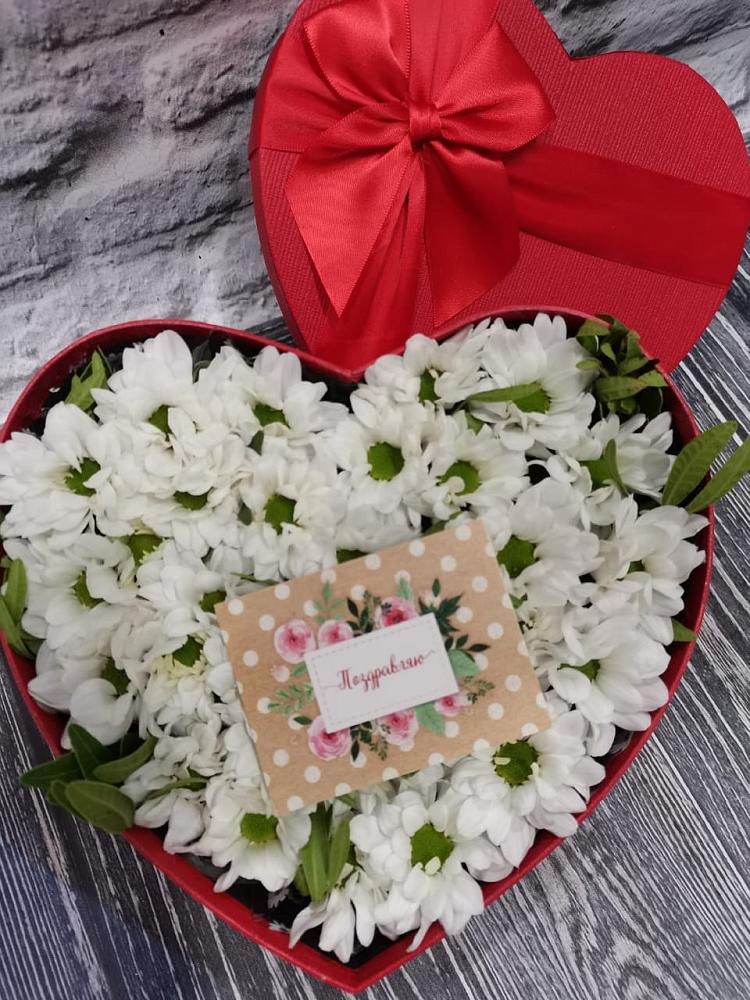 Цветочная композиция из Хризантемы в виде сердца в Побединском