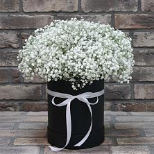 Цветочная композиция из Гипсофила в шляпной коробке в Побединском