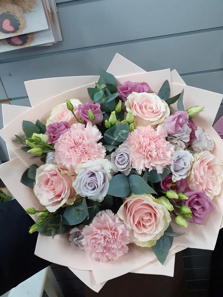 Букет цветов из: Розы, Гвоздики и Лизиантусы в Побединском